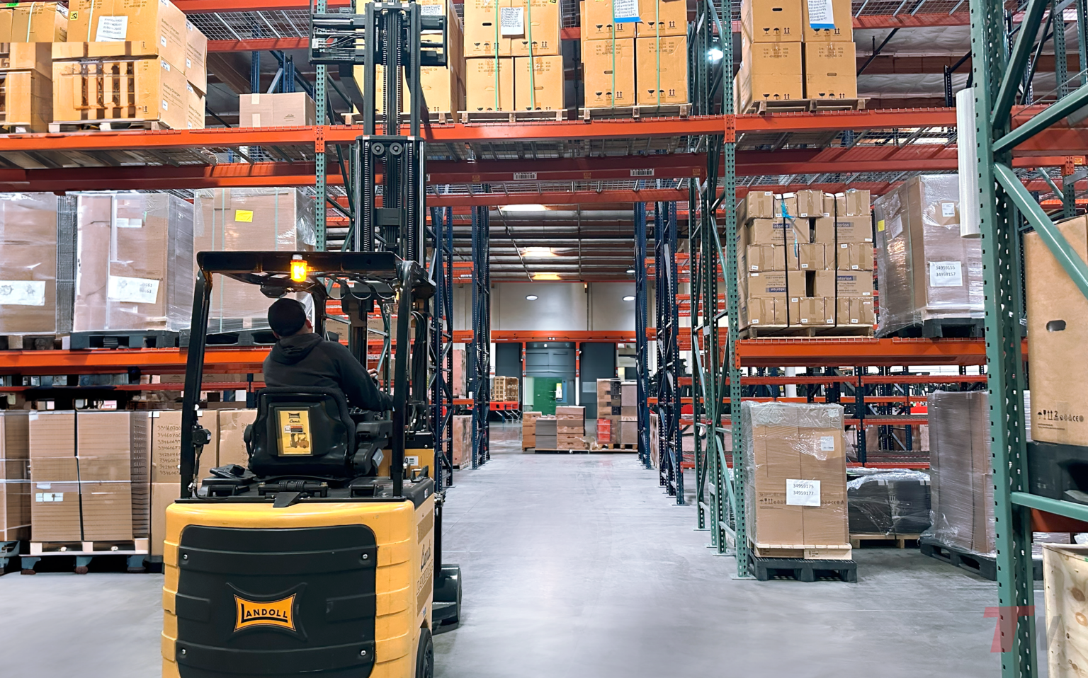 5 Benefits of Landoll’s Bendi Very Narrow Aisle Forklift