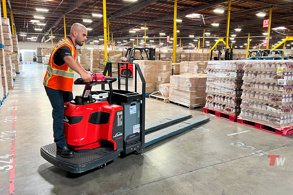 Linde EWR 1101 with power steering allows for optimal maneuverability. 