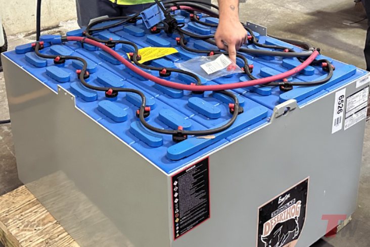 Forklift battery fitted with an automatic single-point watering system